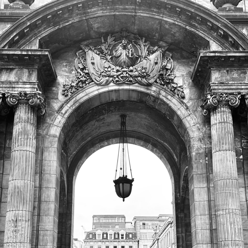 Triumphant arch and lamp